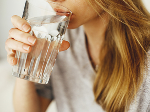 ¿Qué hace el agua en nuestro organismo?